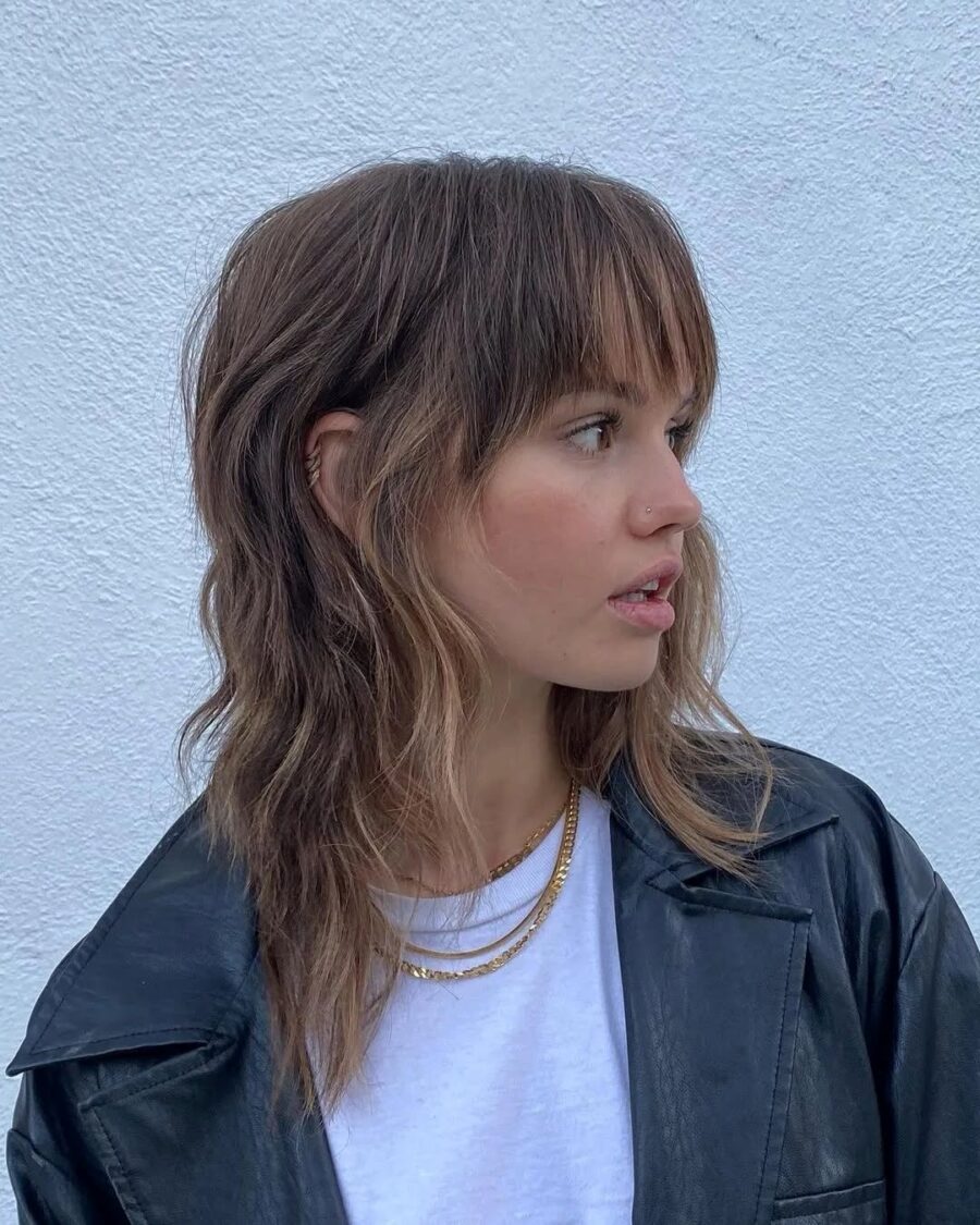 Stylish wavy hairstyle with fringe details