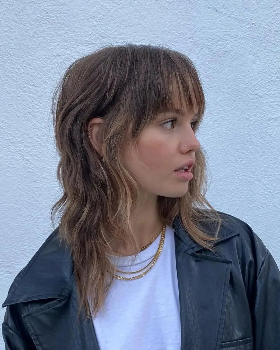 Stylish wavy hairstyle with fringe details