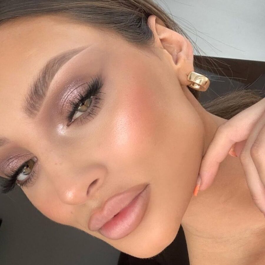 Glamorous makeup for a perfect date night