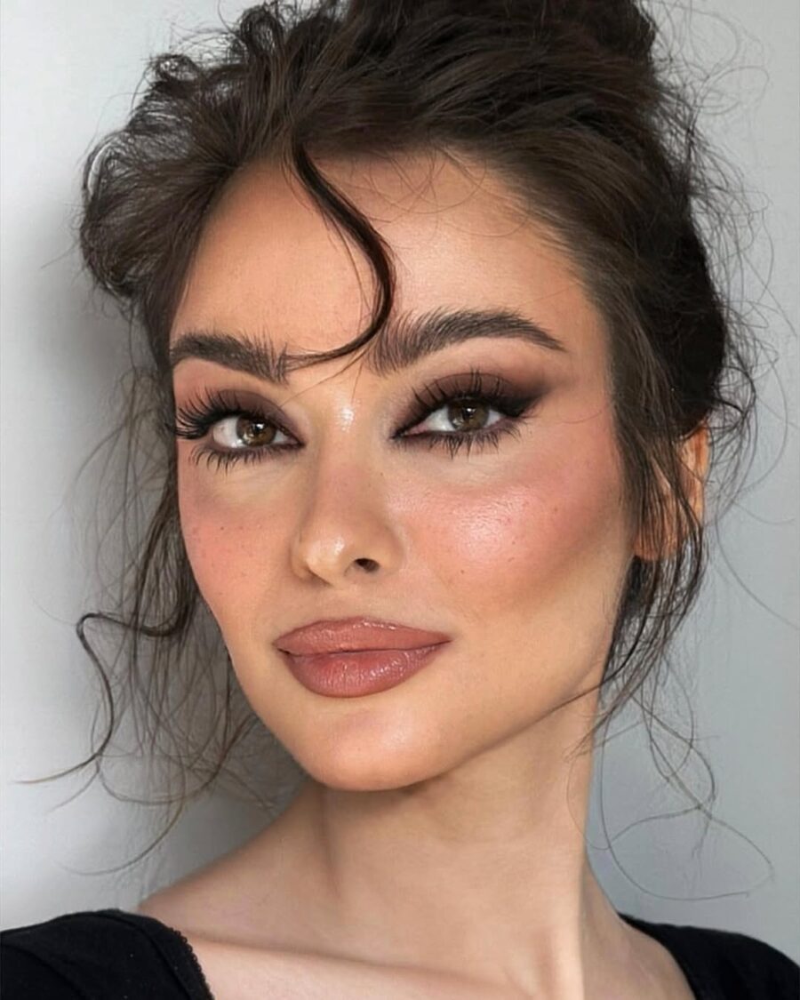 Glamorous makeup look for romantic evenings