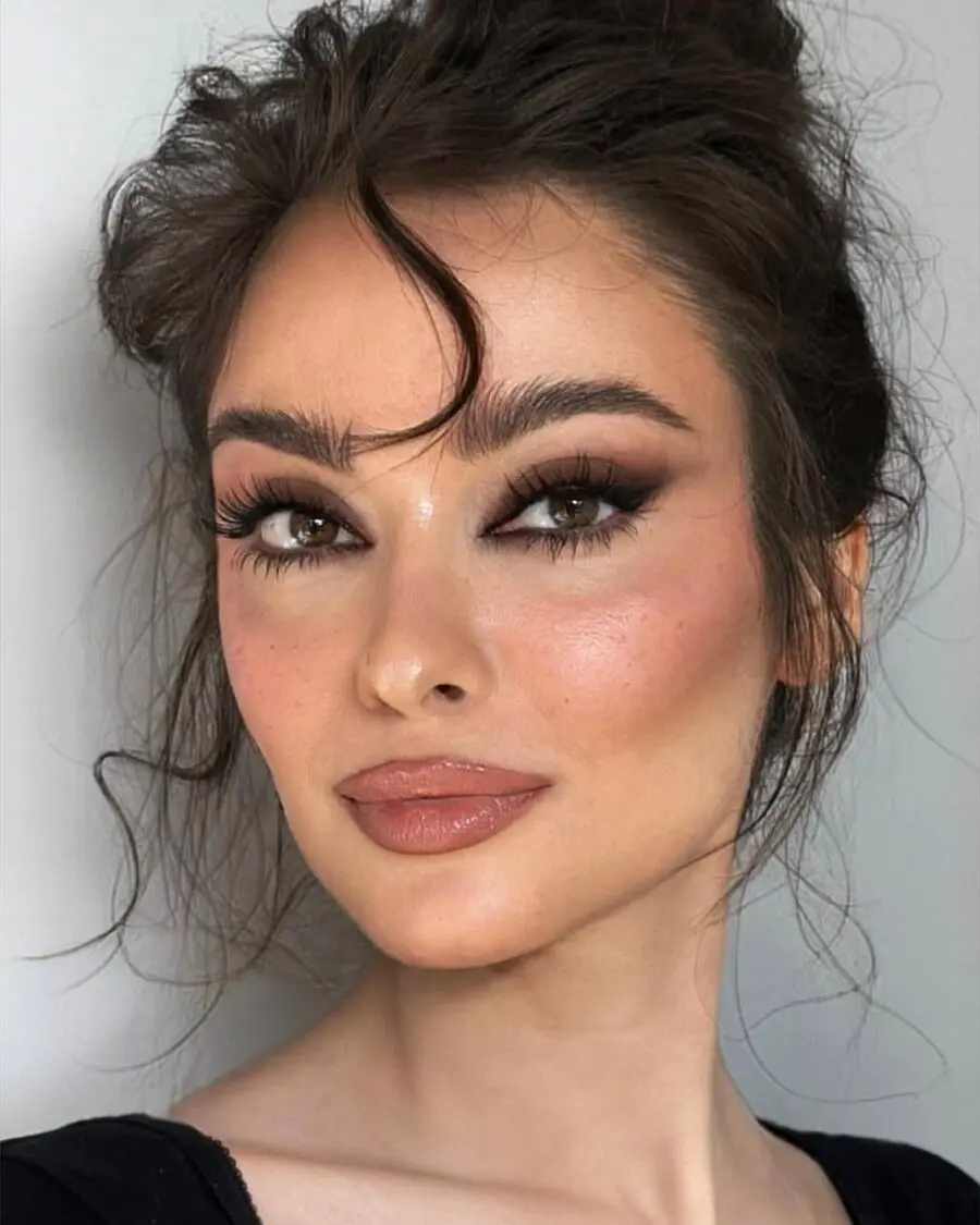 Glamorous makeup look for romantic evenings