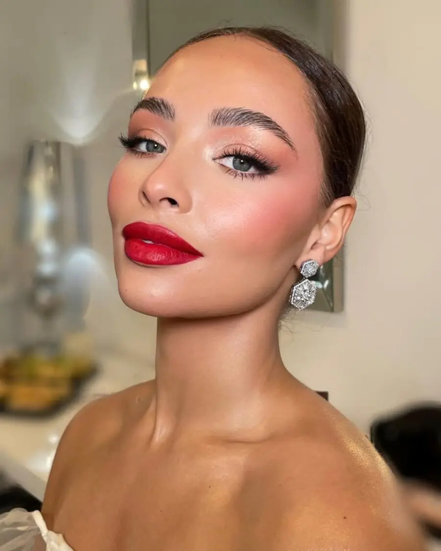 Glamorous red lip for a romantic evening