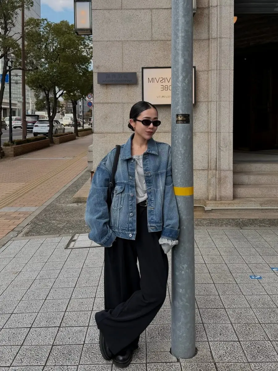Effortlessly chic denim jacket street style