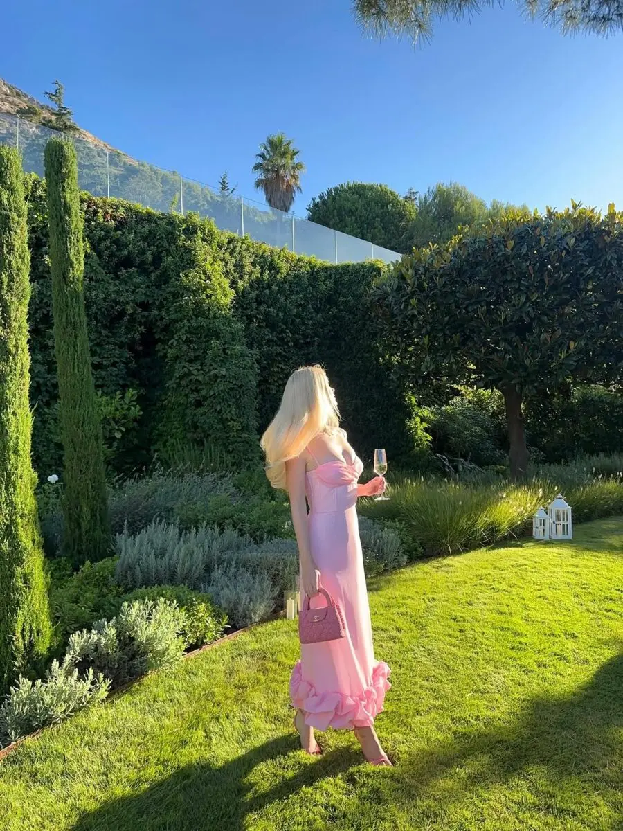 Chic summer vibes in a pink gown