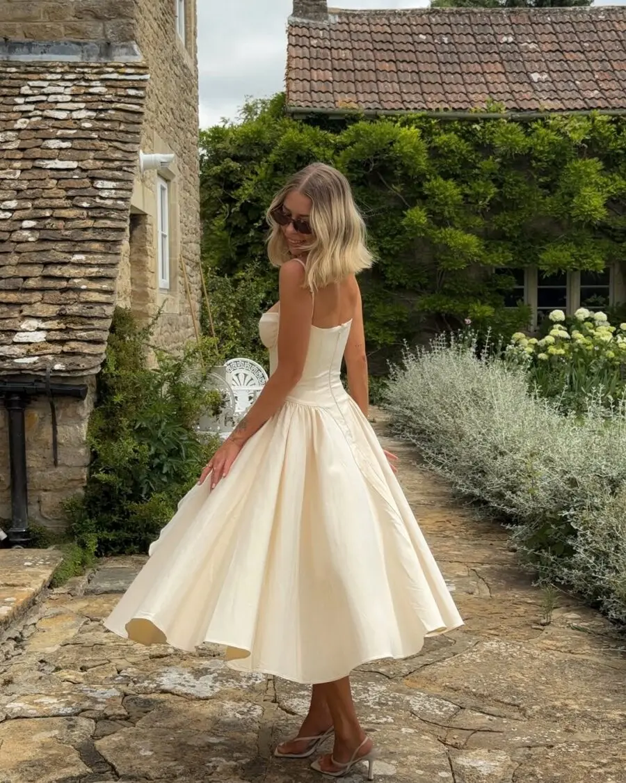 Chic Summer Wedding Outfit with Vintage Flair