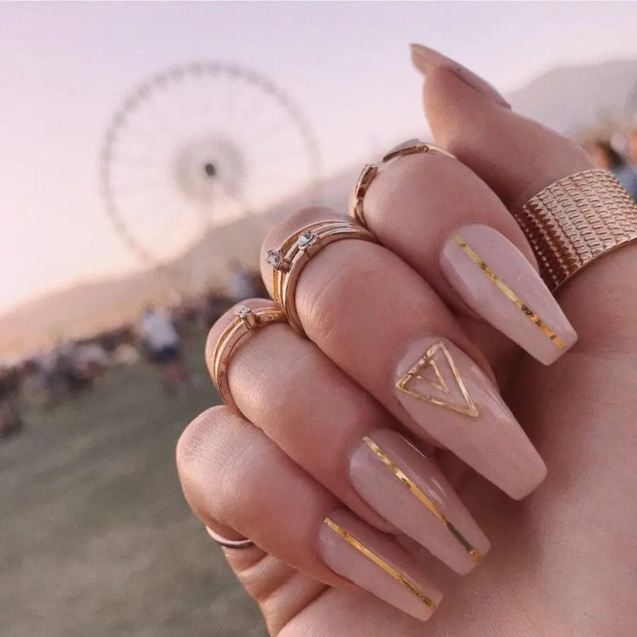 Elegant nails with golden stripes for festivals
