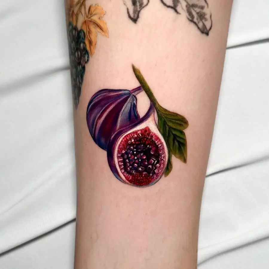 Vivid fig tattoo brings nature to life