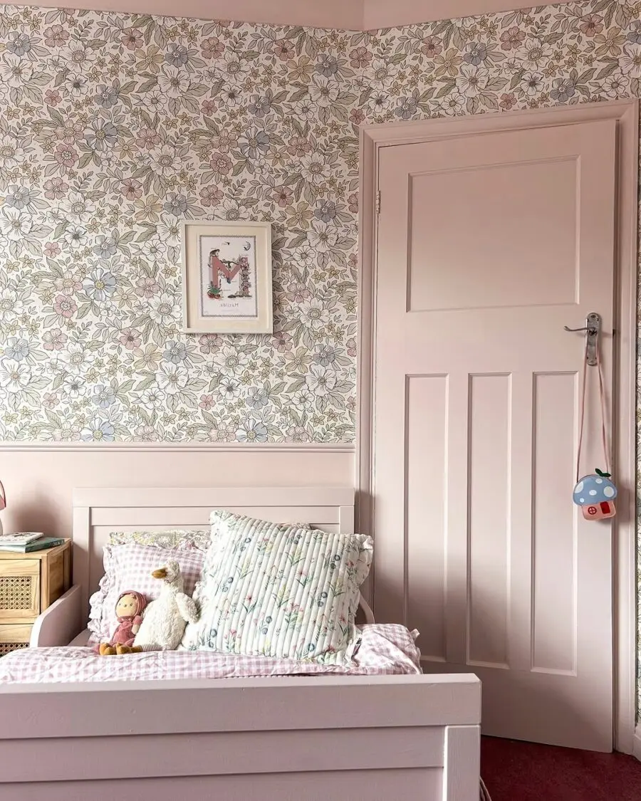Charming Floral Accents for Cozy Bedrooms