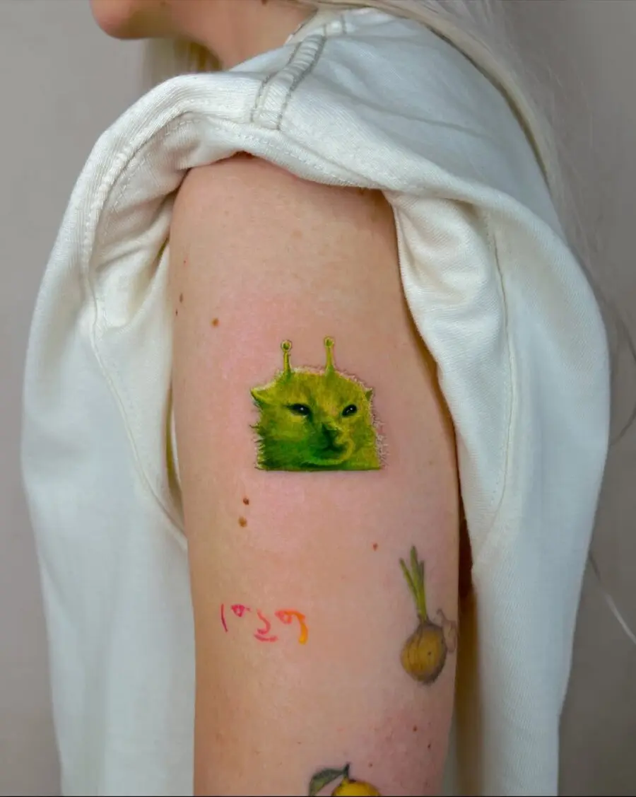 An amusing alien cat tattoo makes a statement