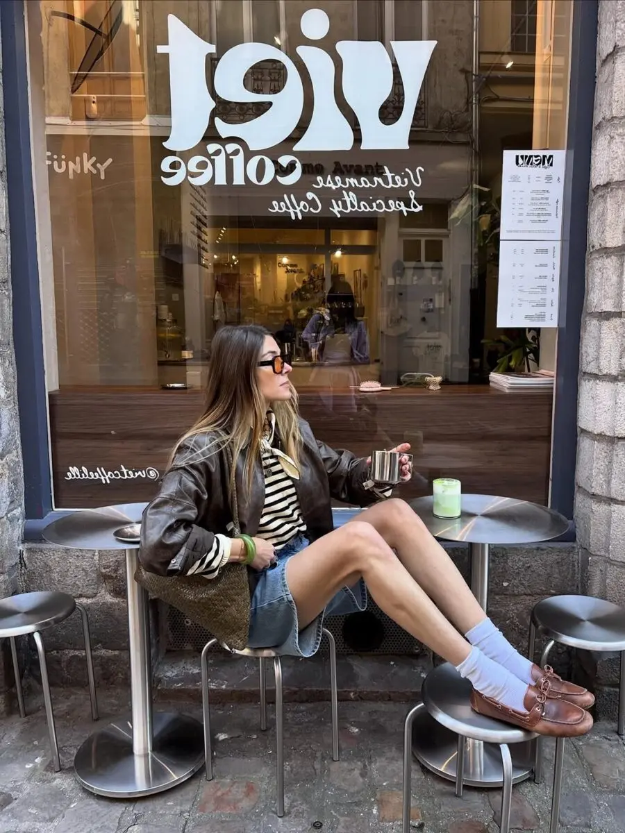 Chic shorts and leather for a coffee break