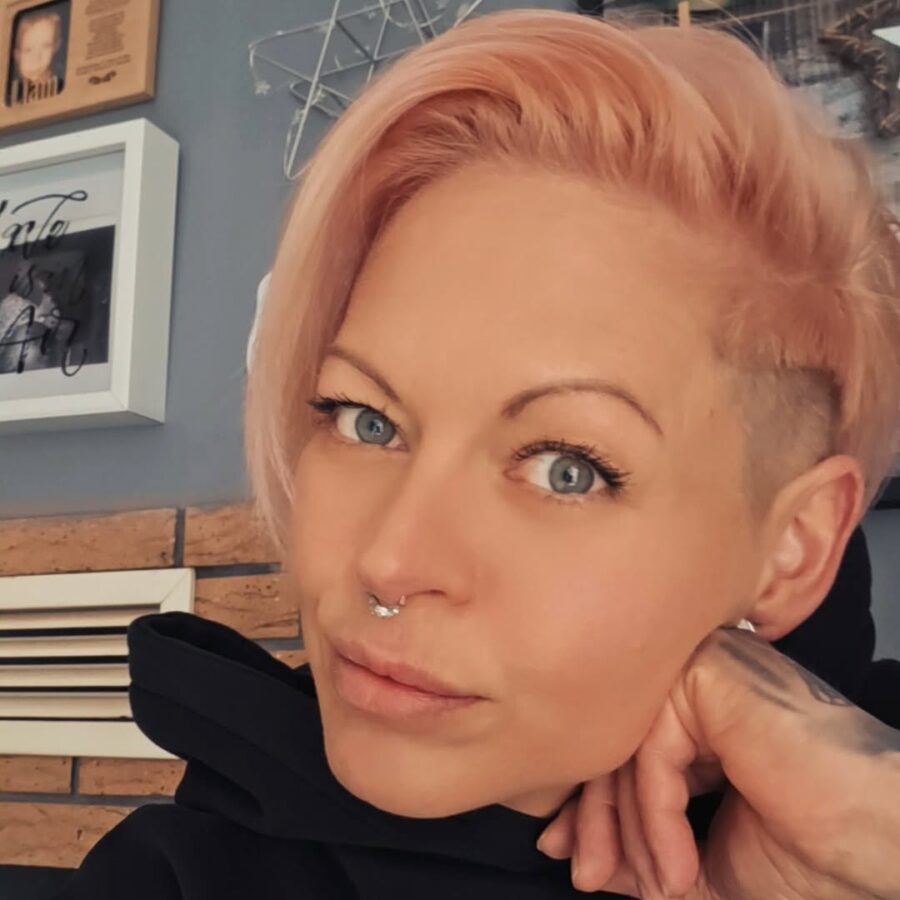 Trendy undercut with soft pink hues