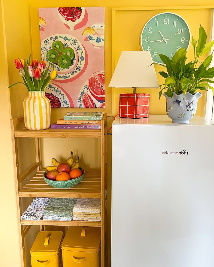 Bright and cheerful lemon-inspired kitchen accents