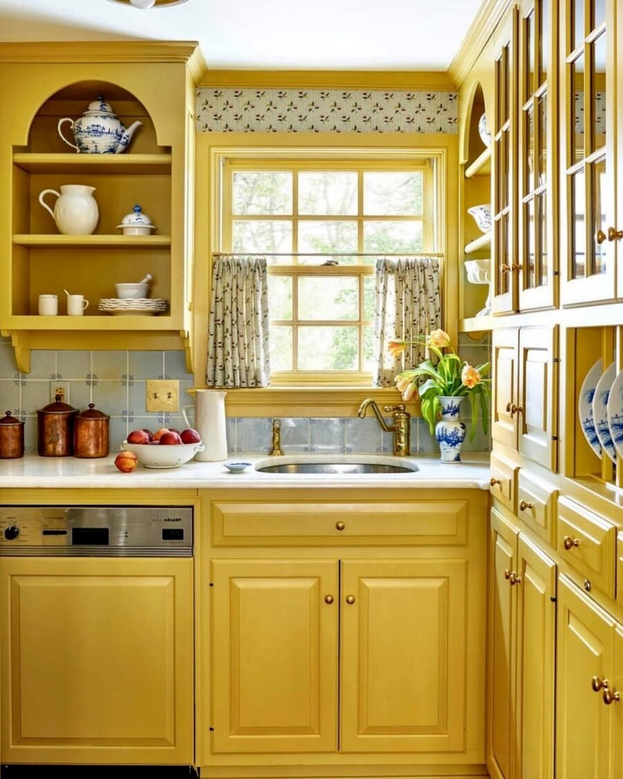 Charming lemon-inspired kitchen decor ambiance