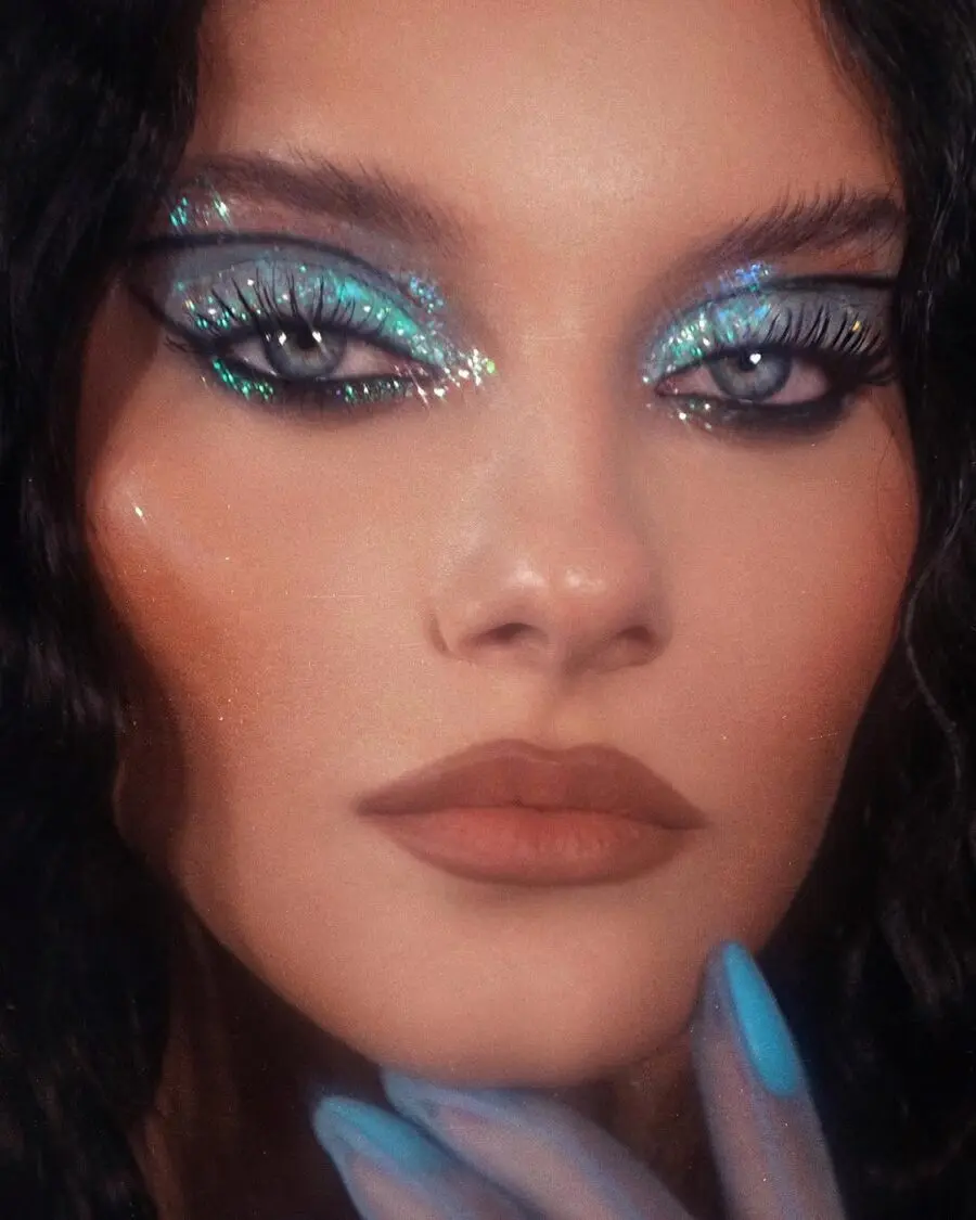 Stunning glittery aqua blue eye makeup look
