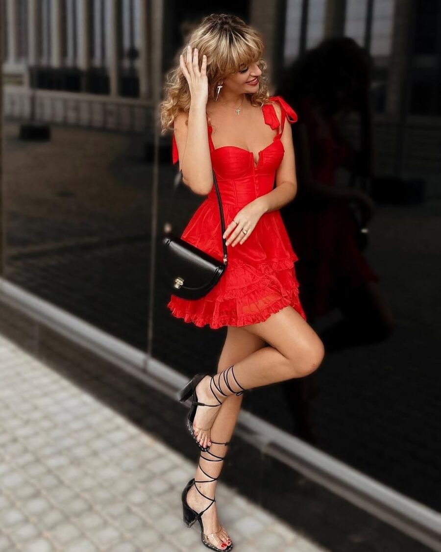 Chic summer vibes in a flirty red dress