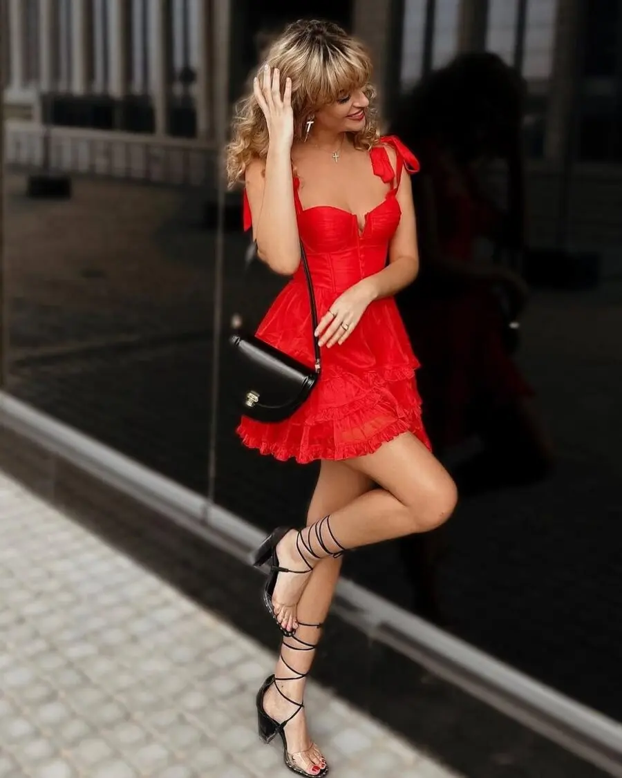 Chic summer vibes in a flirty red dress