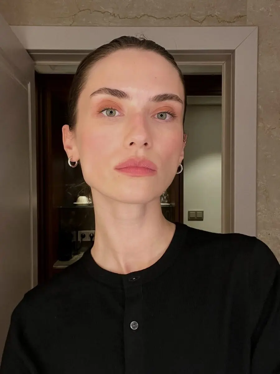 Fresh and elegant minimalist work makeup style
