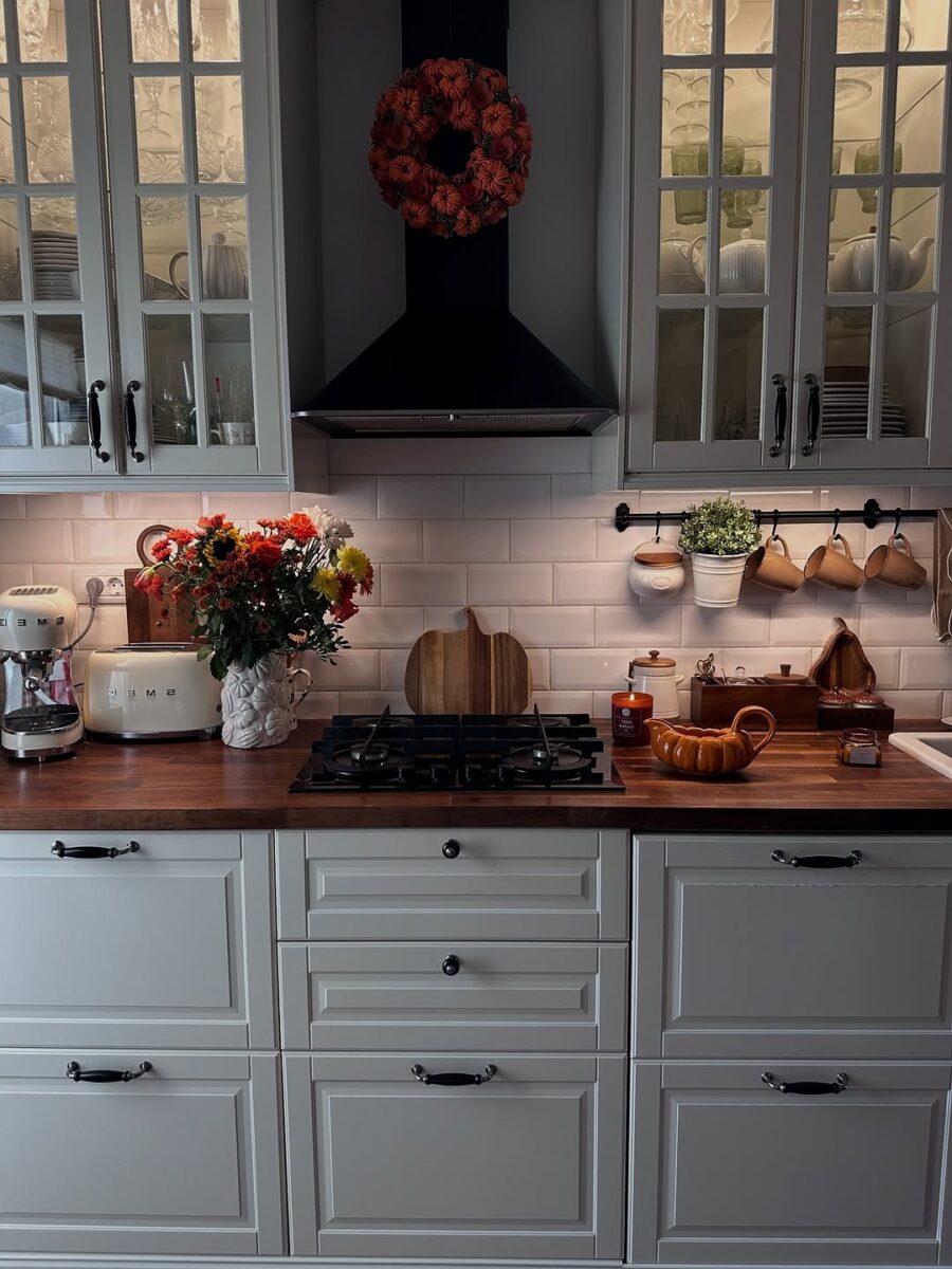 Charming modern kitchen with elegant touches