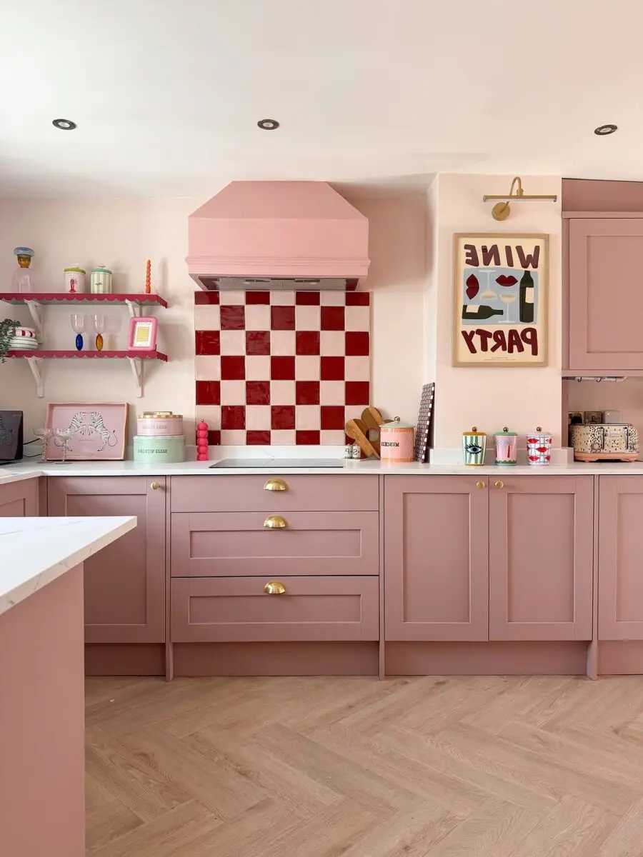 Charming pink and red kitchen decor inspiration