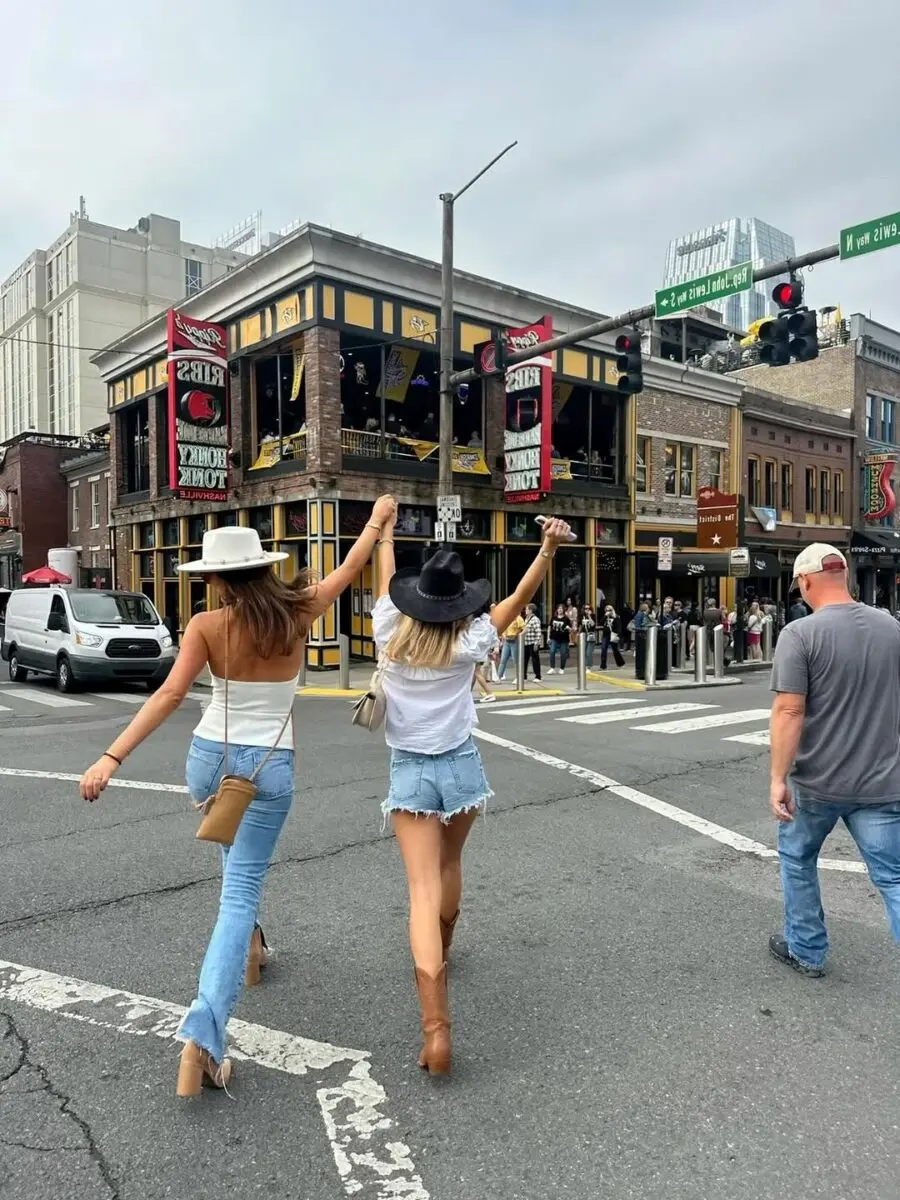Chic summer vibes in downtown Nashville
