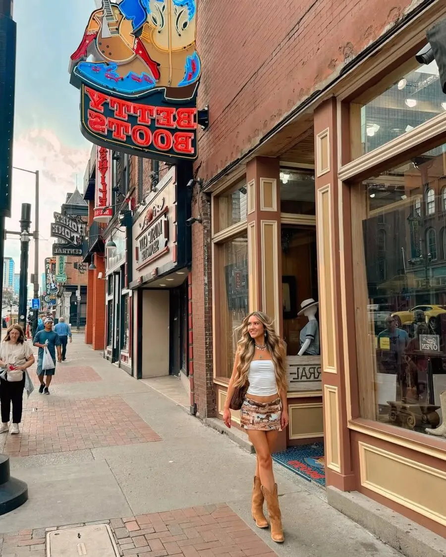 Chic Nashville Street Outfit With Vintage Vibes
