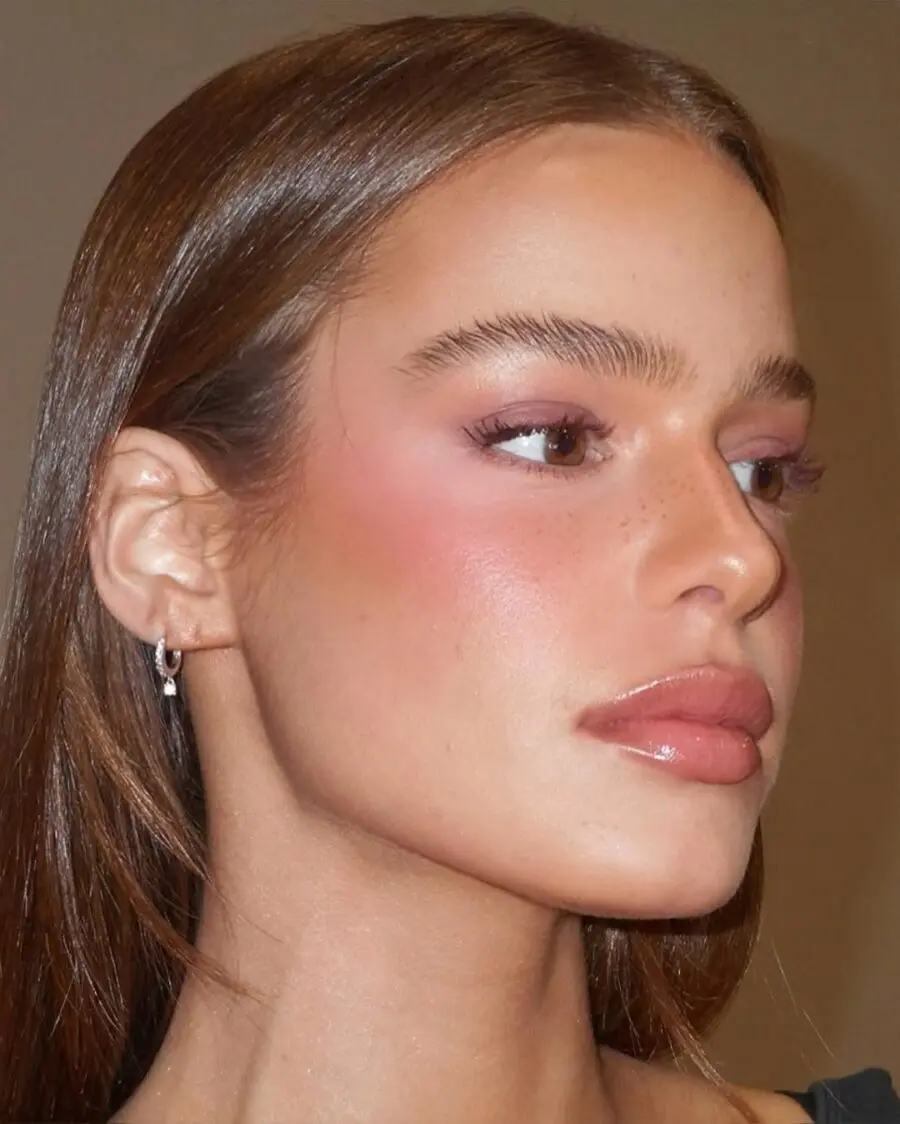 Radiant and fresh work makeup for a daily look