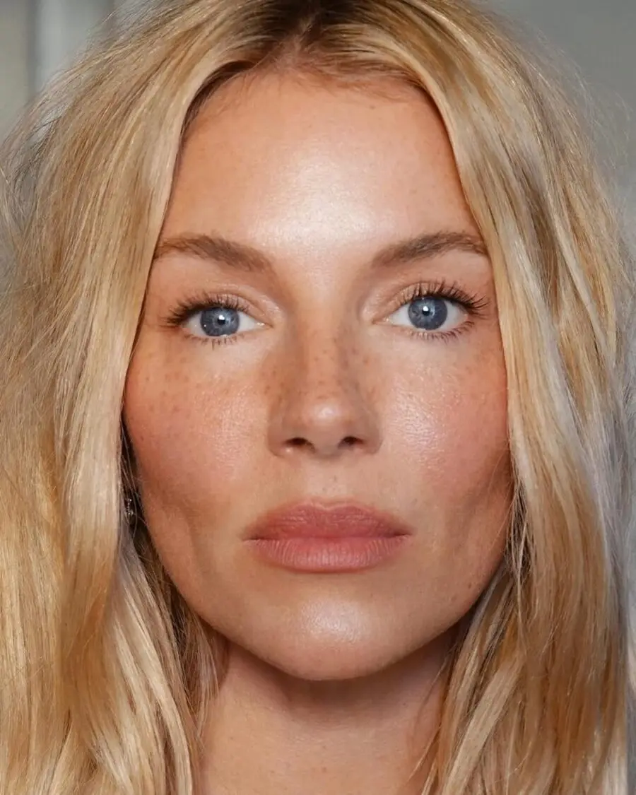 Effortlessly radiant natural makeup style