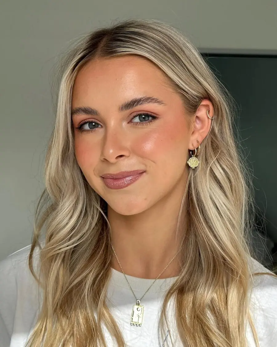 Soft glow with pink undertones for fresh look