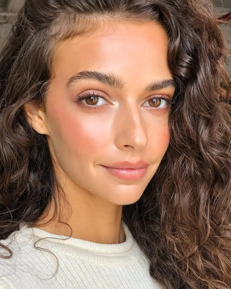 Effortlessly radiant natural makeup style