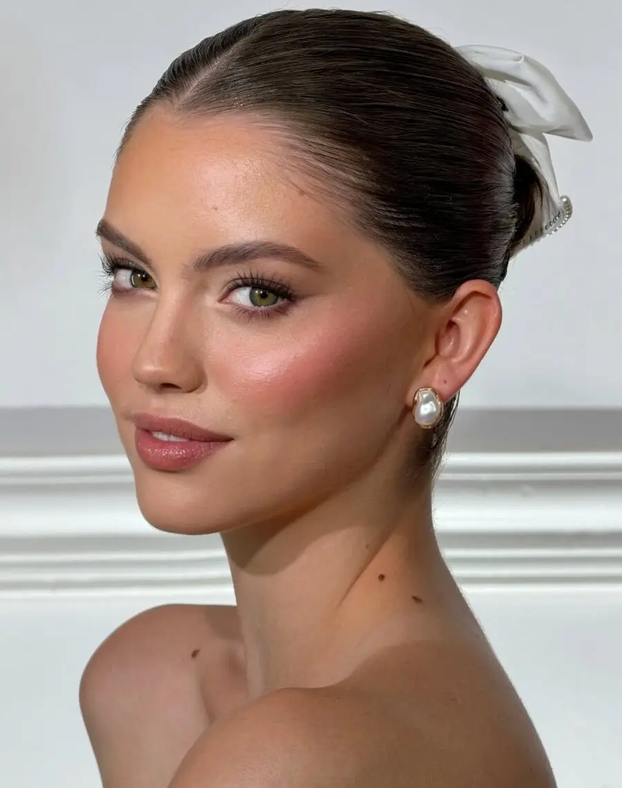 Radiant and fresh natural makeup style