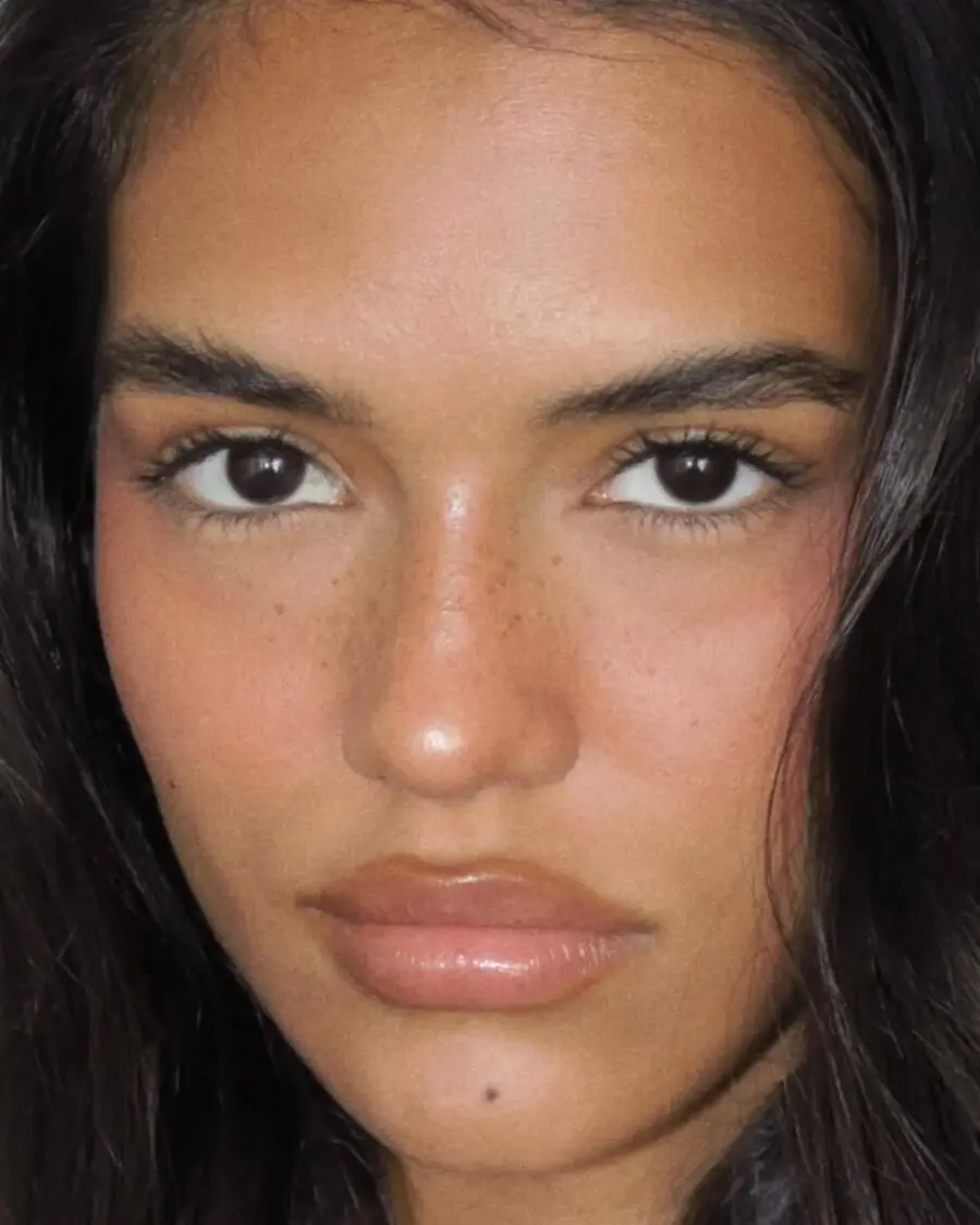 Effortless and radiant natural makeup vibe