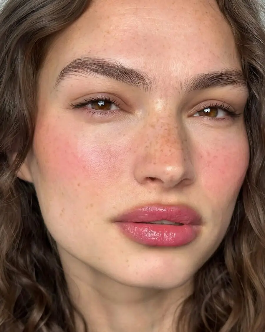 Effortlessly radiant natural makeup style