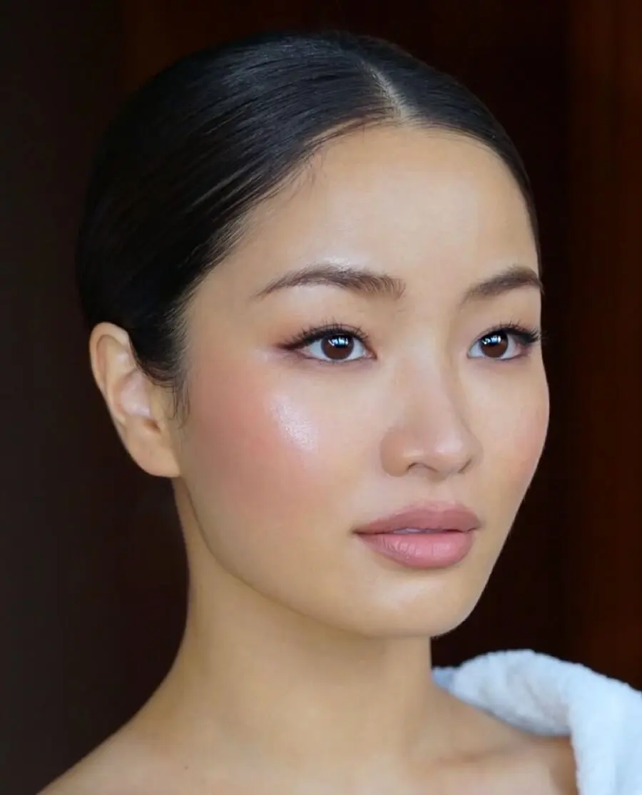 Effortlessly radiant with a minimalist touch