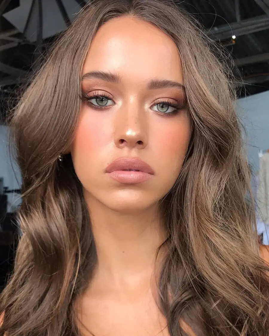 Soft and radiant natural makeup style