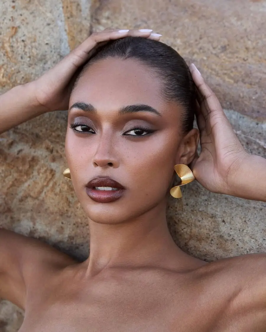 Glamorous natural makeup with elegance.