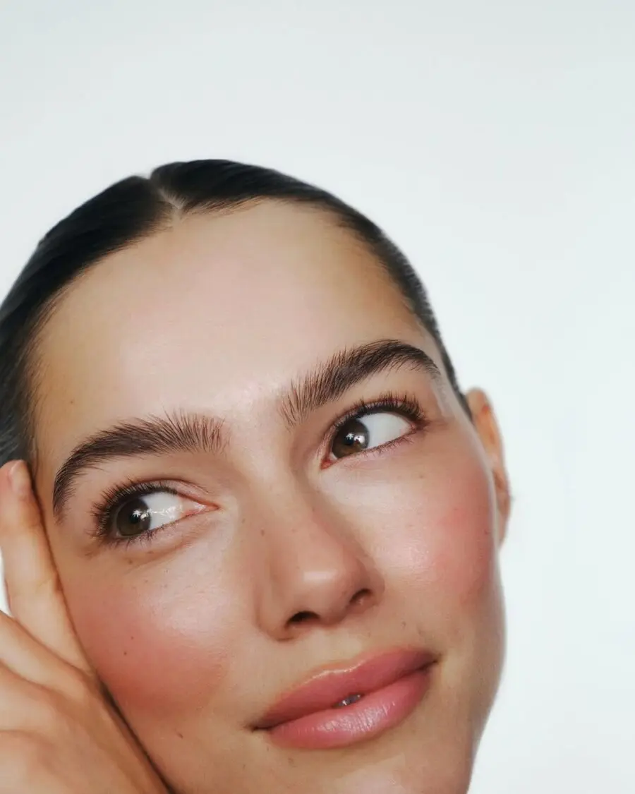 Fresh and radiant natural makeup for everyday elegance