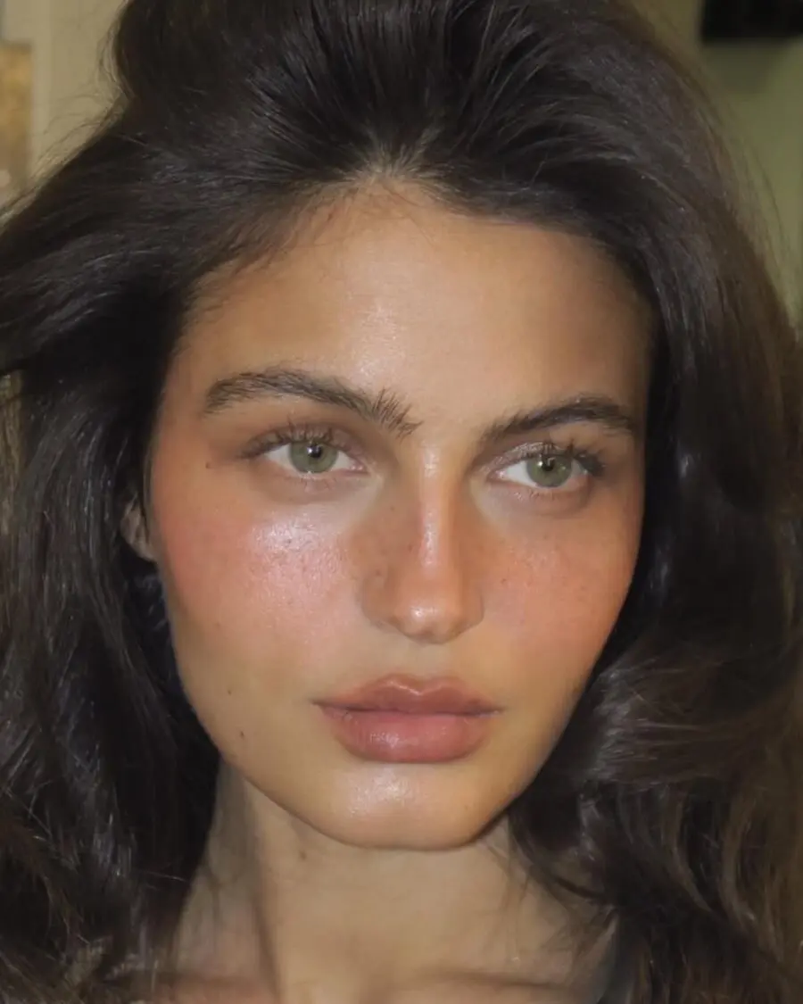 Effortless, radiant natural makeup look