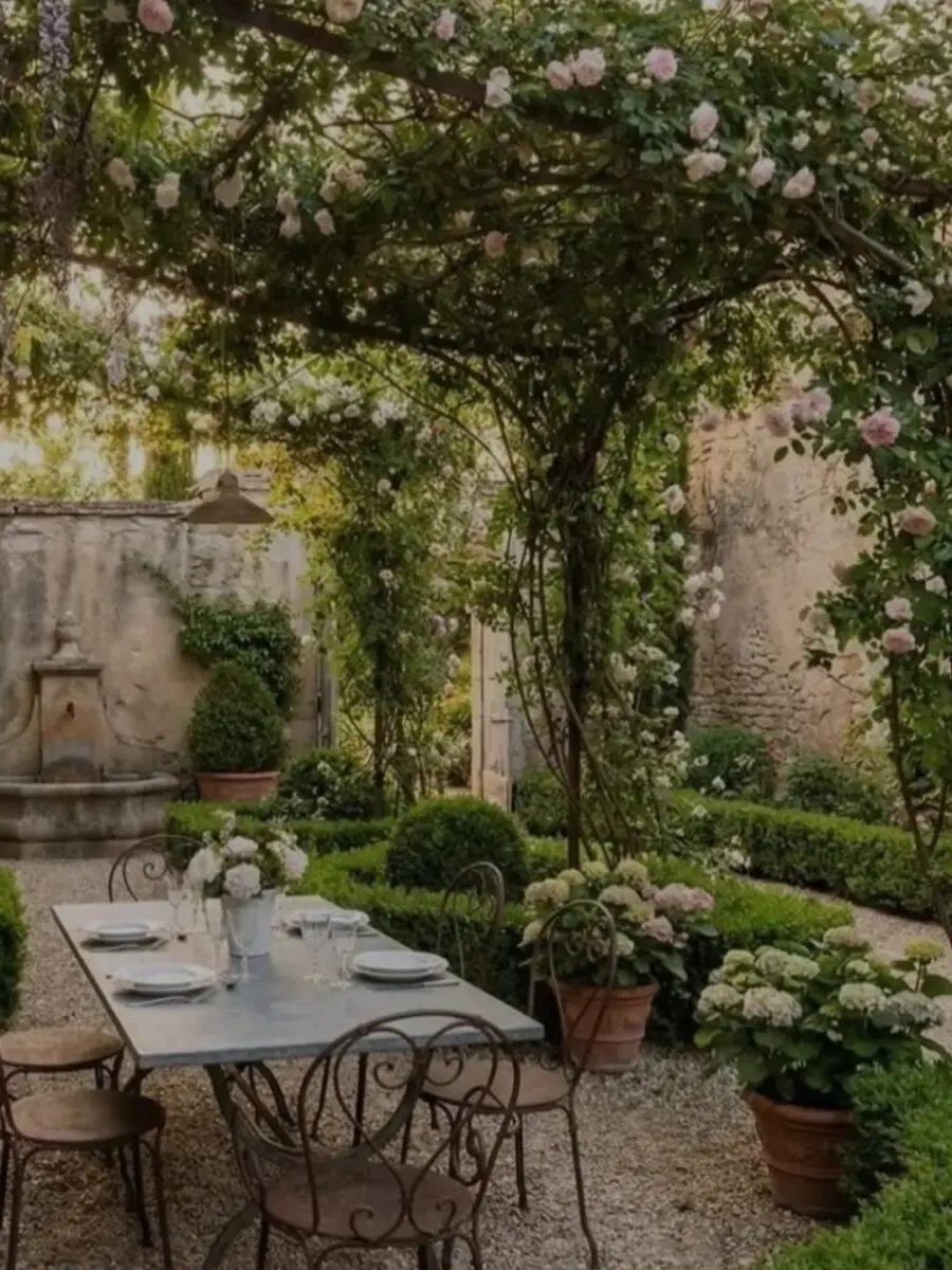 Charming Garden Table Setting for Al Fresco Dining