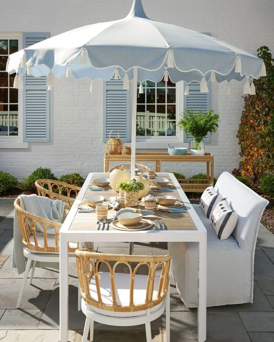 Chic and Cozy Outdoor Dining Space
