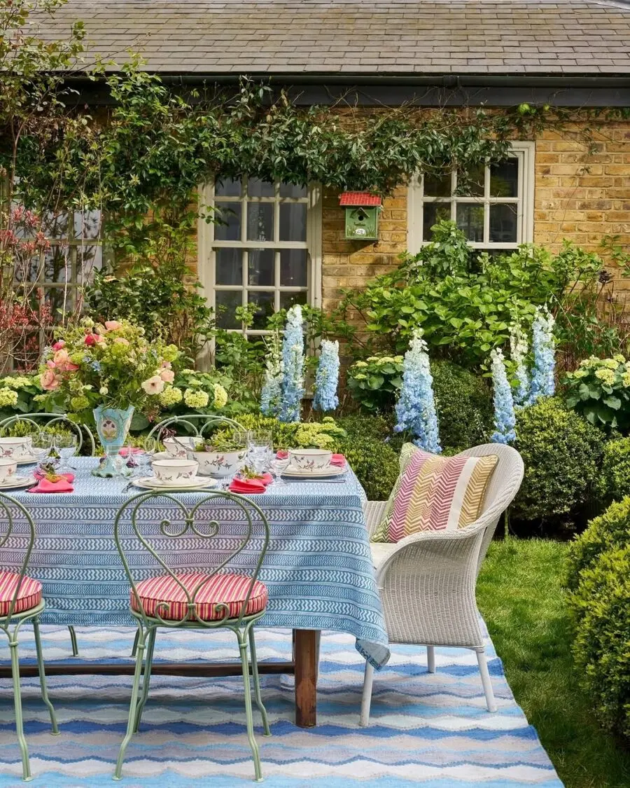Charming outdoor table set for summer festivities