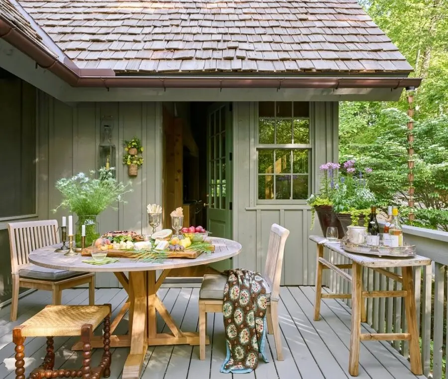 Charming Outdoor Table Setting for Summer Gatherings