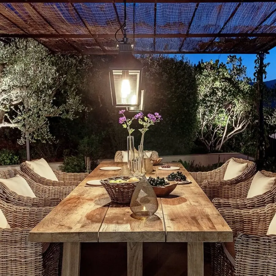 Rustic elegance for outdoor dining experiences