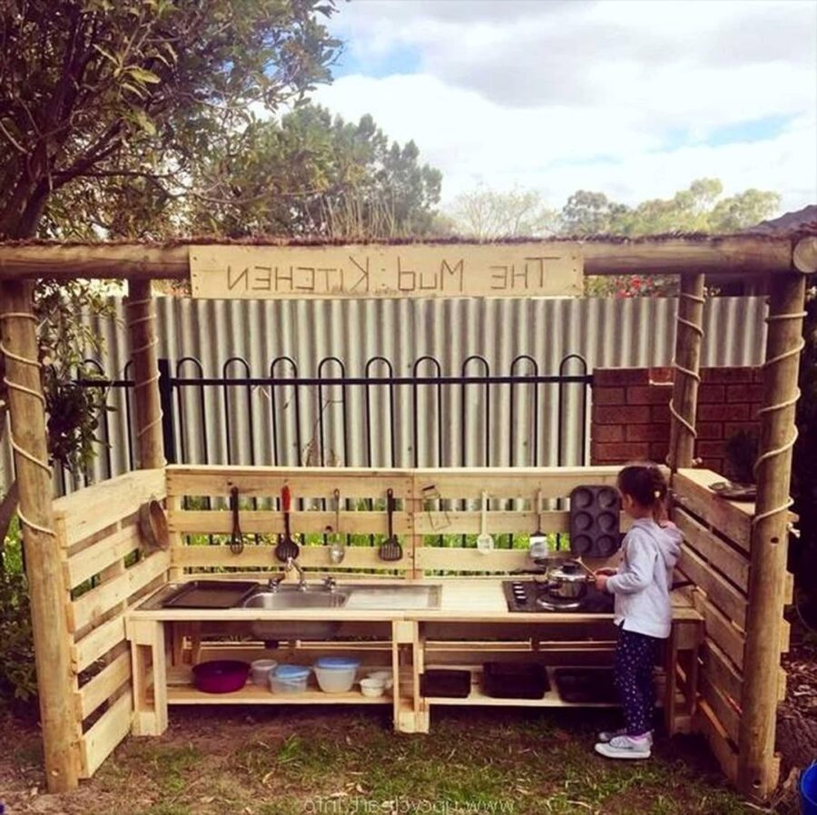 Creative Pallet Kitchen for Outdoor Fun