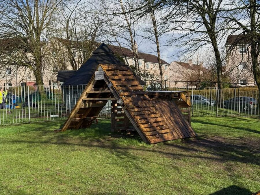 Stylish pallet playhouse for creative kids