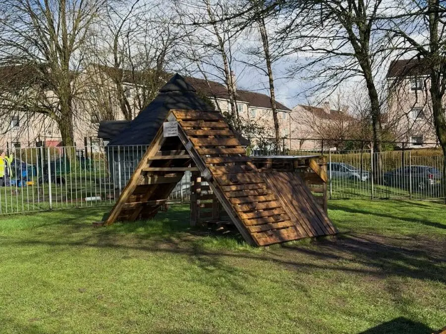 Stylish pallet playhouse for creative kids