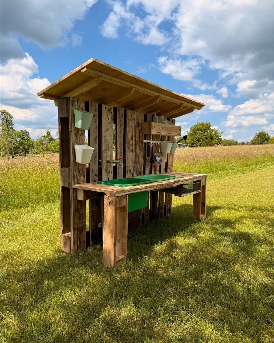 Creative outdoor pallet table for kids' activities
