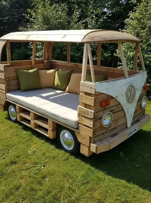 Charming VW-style pallet bench for outdoor spaces