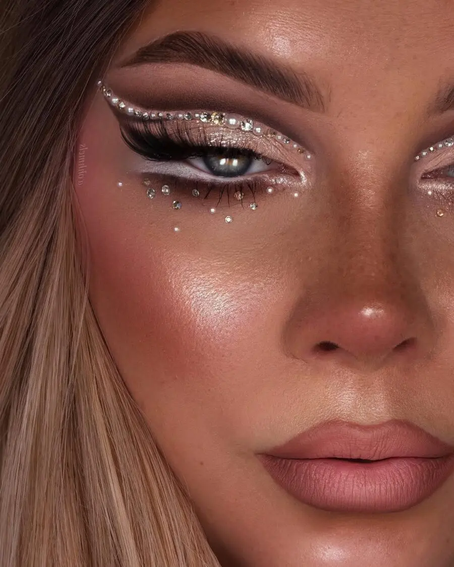 Glamorous shimmer with artistic details