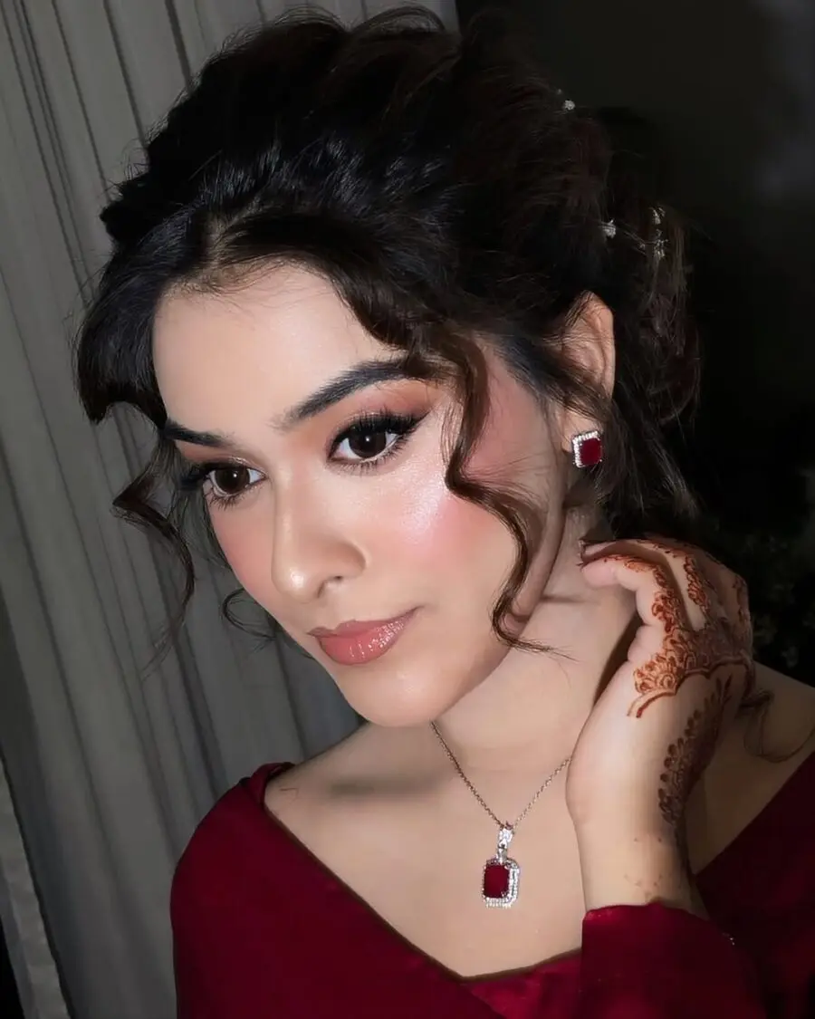 Elegant party look with soft glam touches