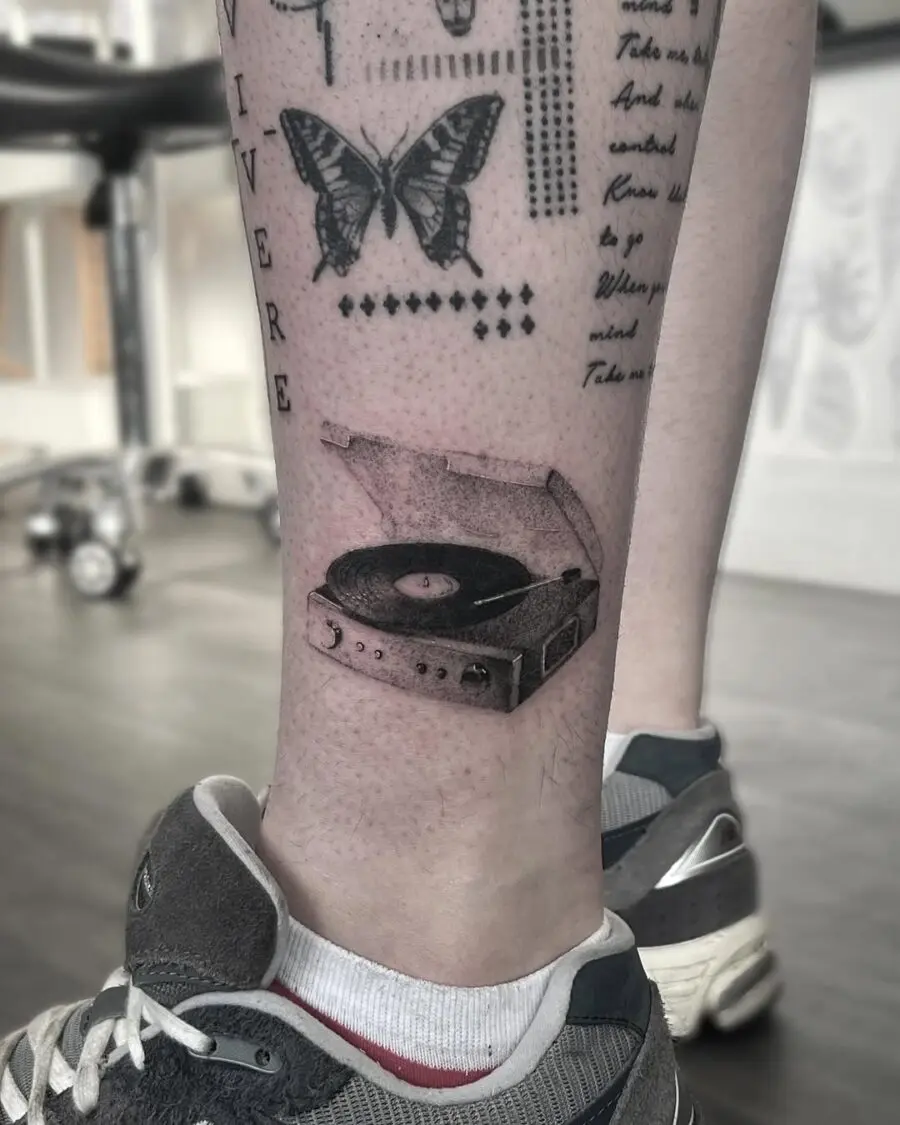 Stylish record player tattoo on leg